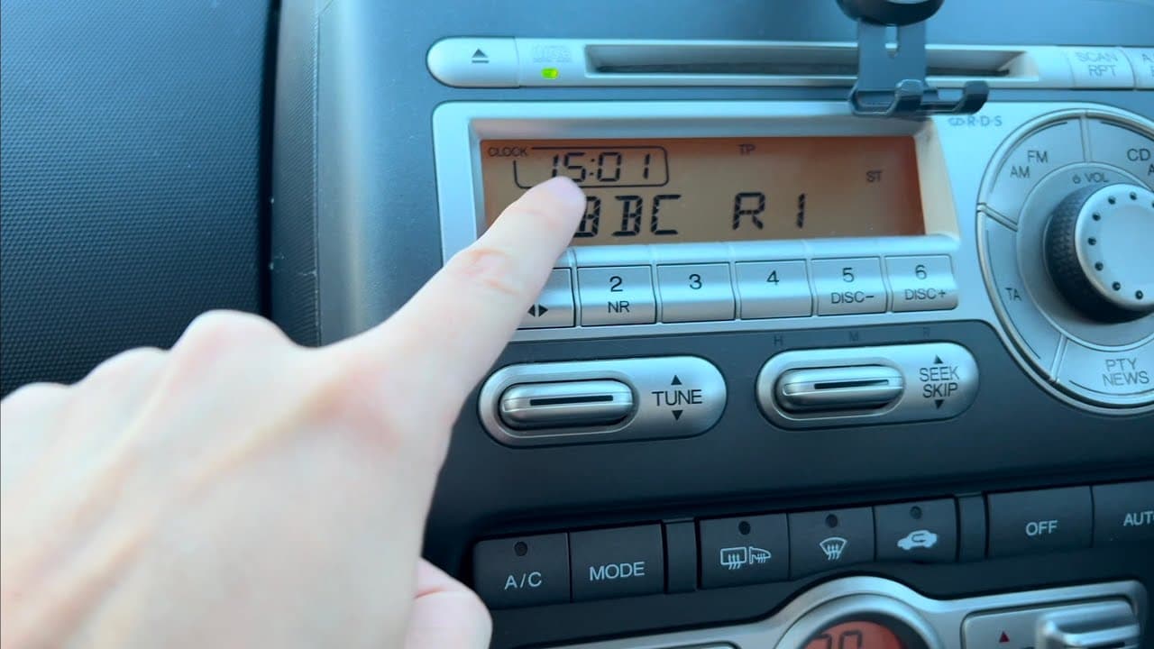 How to set the clock time on a Honda Jazz 2002-2008 Model