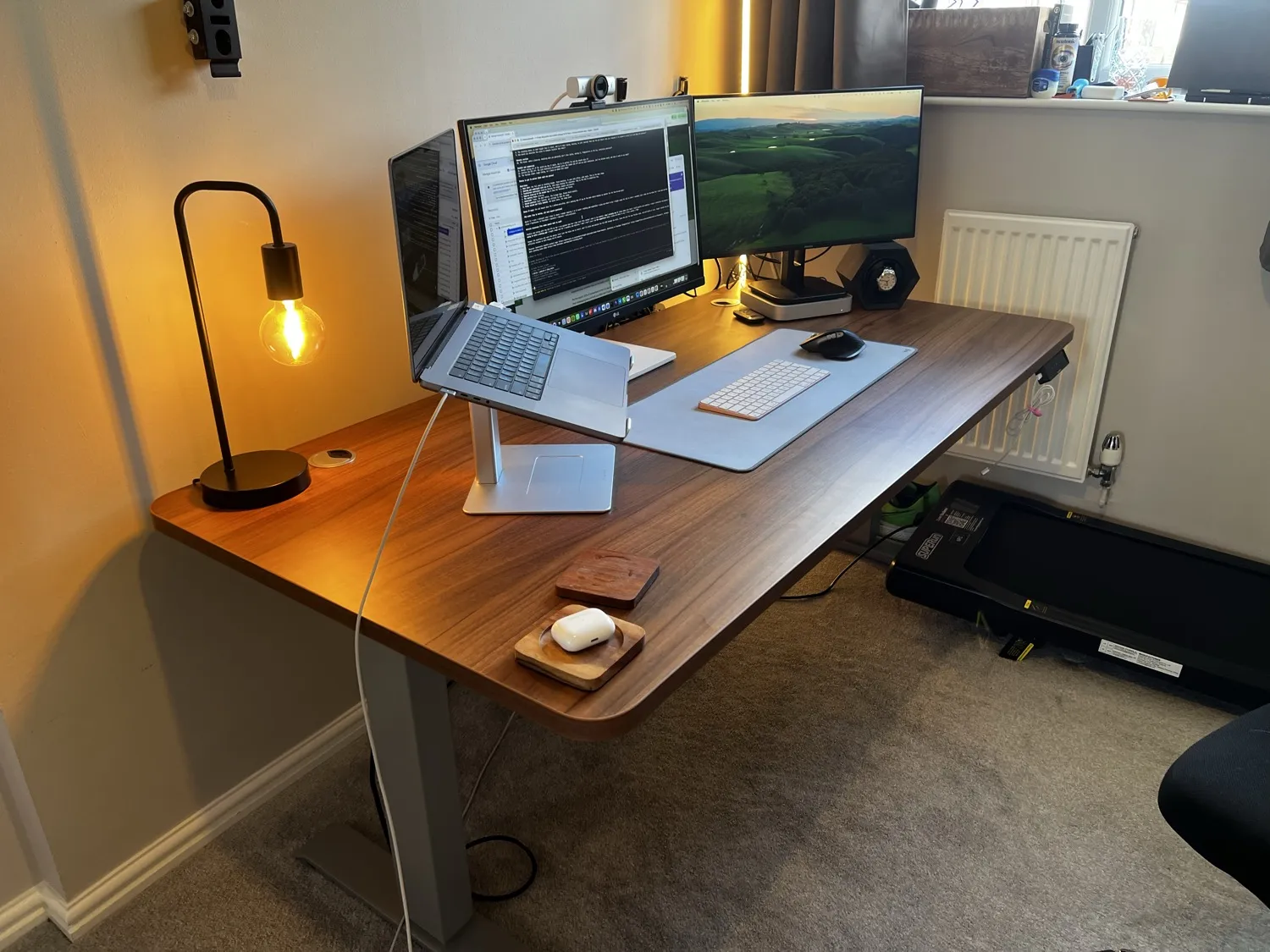 The walnut-effect top and rounded front corners of the 160cm Desktronic HomePro